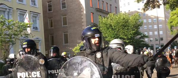 Правоохранители разогнали демонстрантов около Белого дома Правоохранители разогнали демонстрантов около Белого дома - 俄罗斯卫星通讯社