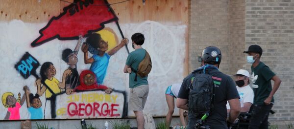 Граффити, посвященное погибшему в Миннеаполисе Джорджу Флойду - 俄罗斯卫星通讯社