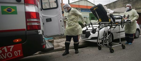 Медработники доставляют пациента в больницу в Санту-Андре, Бразилия - 俄罗斯卫星通讯社