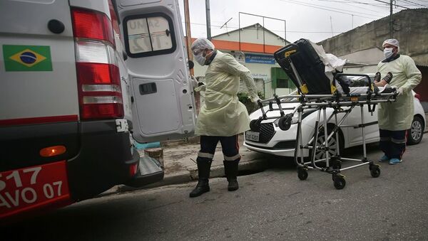 Медработники доставляют пациента в больницу в Санту-Андре, Бразилия - 俄罗斯卫星通讯社