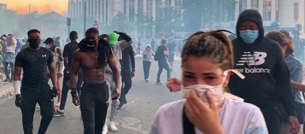 Участники протеста против произвола полиции на одной из улиц в Париже. - 俄羅斯衛星通訊社