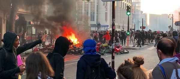 частники протеста против произвола полиции на одной из улиц в Париже.  - 俄罗斯卫星通讯社