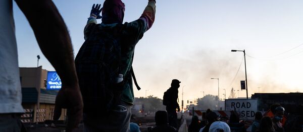 媒體:美國明尼蘇達州抗議者拆除哥倫布雕像 媒體:美國明尼蘇達州抗議者拆除哥倫布雕像 - 俄羅斯衛星通訊社