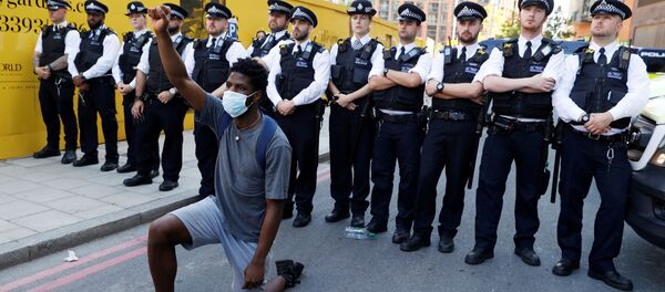 Протестующий напротив полиции в Лондоне Протестующий напротив полиции в Лондоне - 俄羅斯衛星通訊社