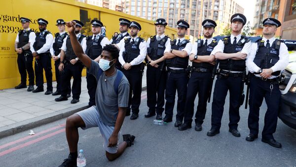 Протестующий напротив полиции в Лондоне  - 俄羅斯衛星通訊社
