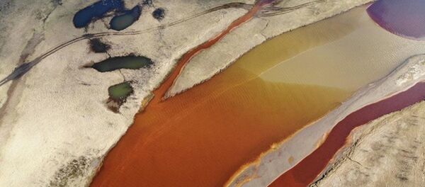 Разлив нефтепродуктов на реках Амбарная и Далдыкан - 俄罗斯卫星通讯社