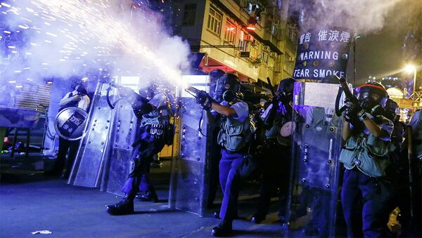 Сотрудники полиции во время пускают слезоточивый газ во время протестов в Гонконге  - 俄罗斯卫星通讯社
