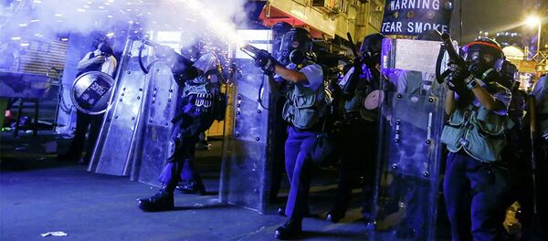 Сотрудники полиции во время пускают слезоточивый газ во время протестов в Гонконге  - 俄罗斯卫星通讯社