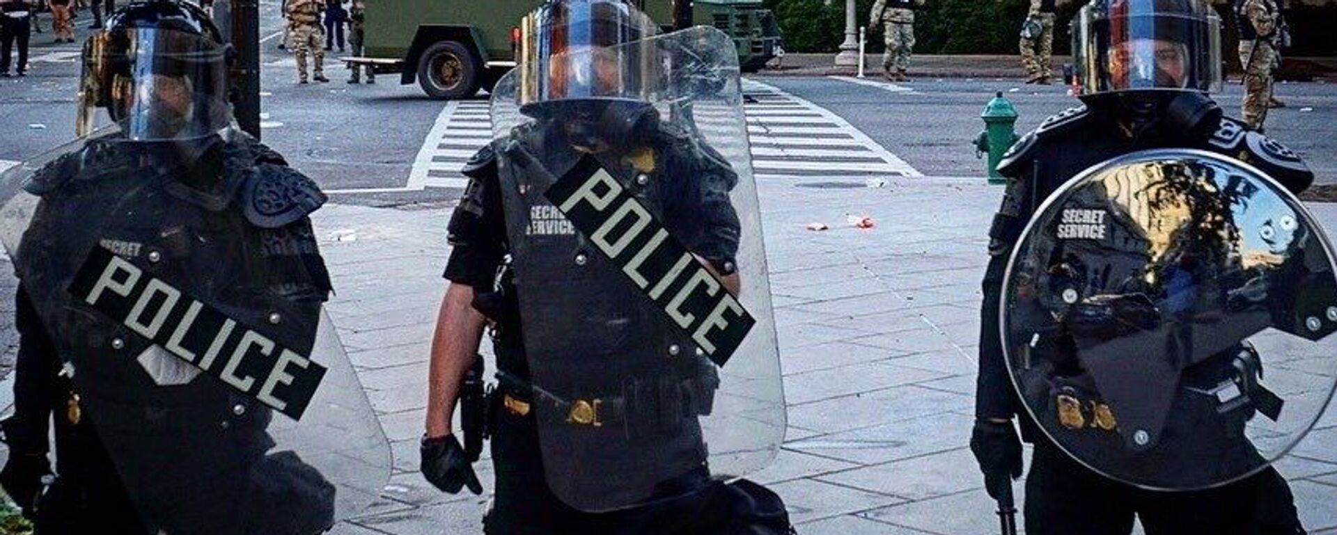 Сотрудники полиции на одной из улиц в Вашингтоне во время акции протеста.  - 俄罗斯卫星通讯社, 1920, 05.06.2020