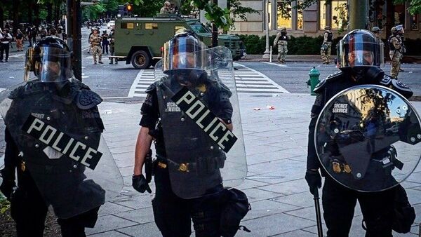 Сотрудники полиции на одной из улиц в Вашингтоне во время акции протеста.  - 俄羅斯衛星通訊社