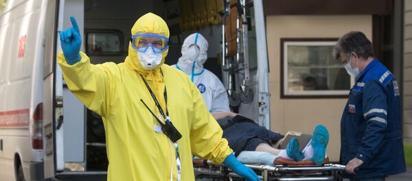 Бригада скорой помощи доставила пациента с подозрением на коронавирусную инфекцию в приемное отделение национального медицинского центра эндокринологии Минздрава России в Москве.  - 俄羅斯衛星通訊社