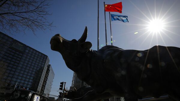 Статуя быка возле банка. Пекин - 俄罗斯卫星通讯社