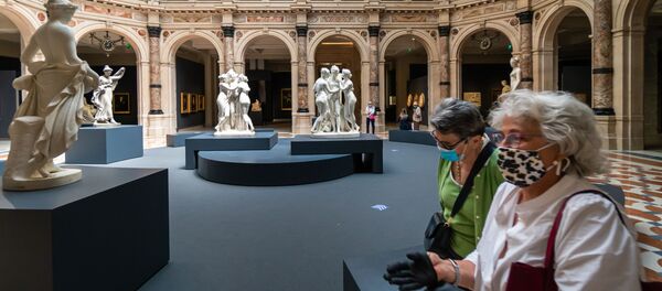 “意大利画廊”展览会上正在了解展品的参观者,米兰 “意大利画廊”展览会上正在了解展品的参观者,米兰 - 俄罗斯卫星通讯社