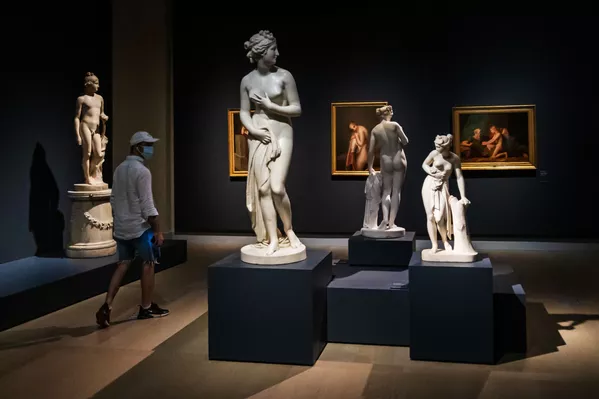  “意大利畫廊”展覽會上正在瞭解展品的一名參觀者，米蘭 - 俄羅斯衛星通訊社
