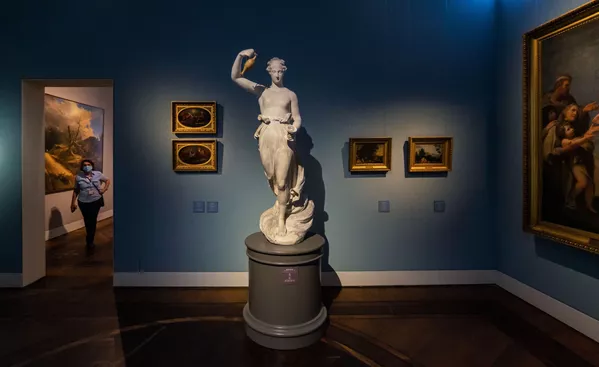 “現代藝術畫廊”內正在瞭解展品的參觀者，米蘭  - 俄羅斯衛星通訊社
