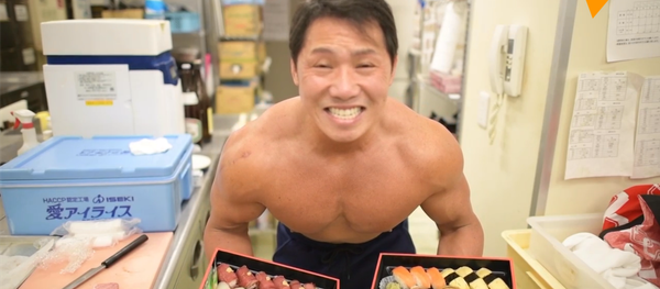 日本壽司餐廳推出半裸肌肉男外送服務 - 俄羅斯衛星通訊社
