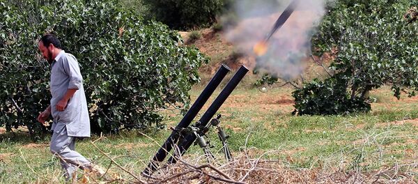 Боец правительства национального согласия Ливии запускает ракеты с позиции около города Гарабулли в направлении города Тархуна, удерживаемого Ливийской национальной армией - 俄羅斯衛星通訊社