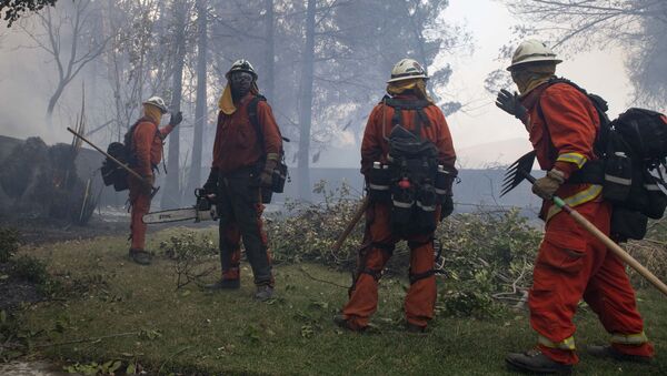 Пожарные в Санта-Кларите, штат Калифорния - 俄羅斯衛星通訊社