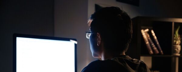 Мужчина за компьютером - 俄罗斯卫星通讯社