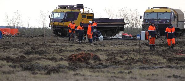 Сотрудники Морской спасательной службы проводят работы по ликвидации нефтяного пятна в устье реки Амбарная - 俄羅斯衛星通訊社