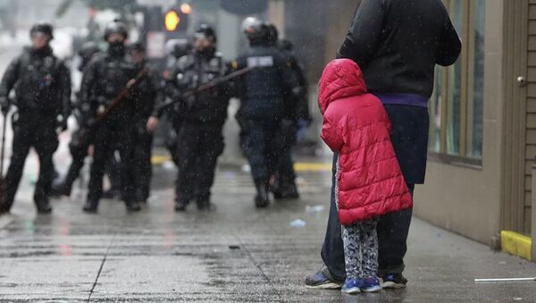 Девочка рядом с отцом во время протестов в Вашингтоне - 俄罗斯卫星通讯社