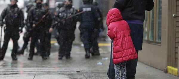 Девочка рядом с отцом во время протестов в Вашингтоне - 俄羅斯衛星通訊社