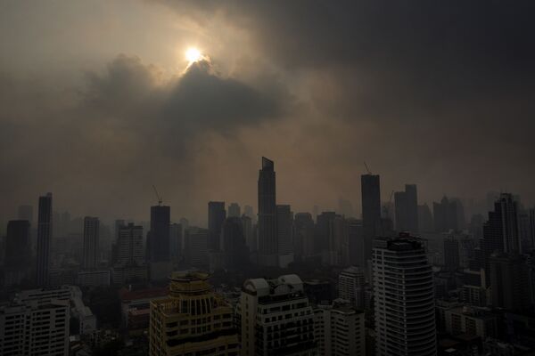 Солнце пробивается сквозь смог в Бангкоке, Таиланд - 俄羅斯衛星通訊社