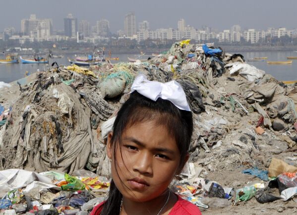 8-летняя активистка Лициприя Кангуджам на пляже Джуху во время уборки мусора, Мумбаи, Индия - 俄罗斯卫星通讯社