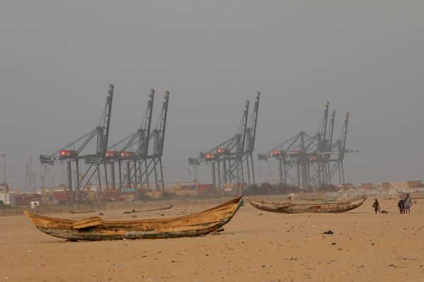Брошенные лодки на побережье столицы Того, подвергающегося береговой эрозии - 俄罗斯卫星通讯社