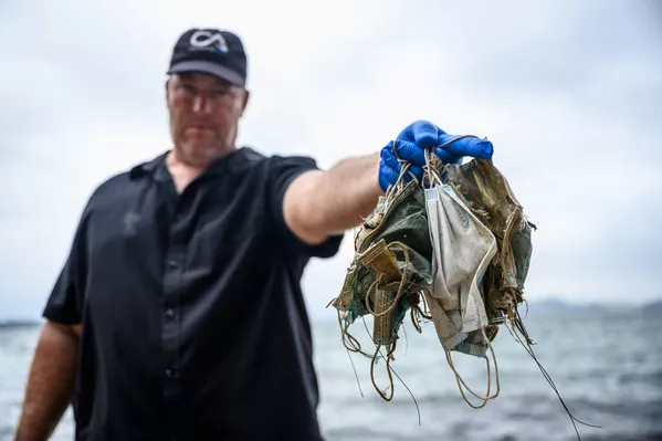 Основатель экологической группы Oceans Asia Гэри Стоукс с использованными защитными масками, собранными на пляже в жилом районе залива Дискавери в Гонконге Основатель экологической группы Oceans Asia Гэри Стоукс с использованными защитными масками, собранными на пляже в жилом районе залива Дискавери в Гонконге - 俄羅斯衛星通訊社