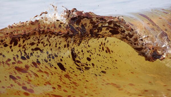 Вода с примесью нефти после ее разлива в Мексиканском заливе - 俄羅斯衛星通訊社
