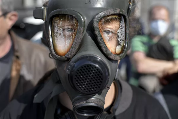 Протестующий в противогазе во время акции протеста в Бухаресте, Румыния Протестующий в противогазе во время акции протеста в Бухаресте, Румыния - 俄羅斯衛星通訊社