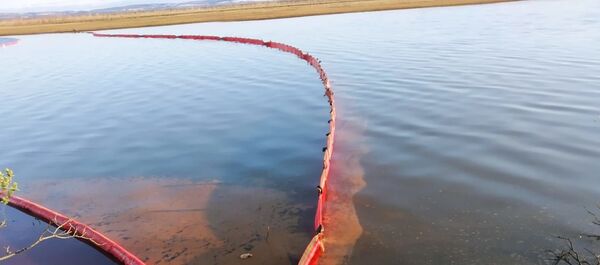 Ликвидация нефтяного пятна в устье реки Амбарная - 俄羅斯衛星通訊社