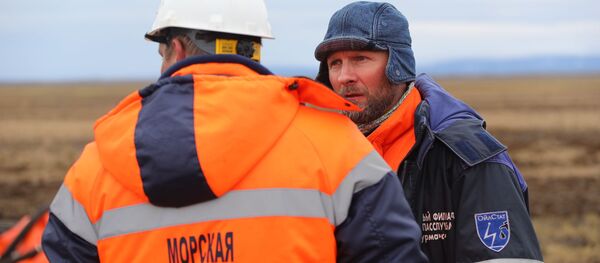 Сотрудники Морской спасательной службы проводят работы по ликвидации нефтяного пятна в устье реки Амбарная Сотрудники Морской спасательной службы проводят работы по ликвидации нефтяного пятна в устье реки Амбарная - 俄羅斯衛星通訊社