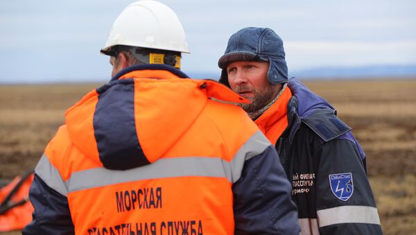 Сотрудники Морской спасательной службы проводят работы по ликвидации нефтяного пятна в устье реки Амбарная - 俄羅斯衛星通訊社