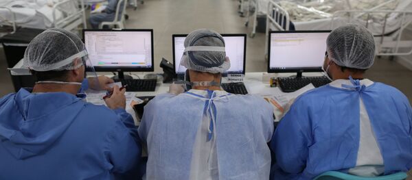 Врачи в отделении интенсивной терапии в больнице Gilberto Novaes в Манаусе, Бразилия - 俄罗斯卫星通讯社