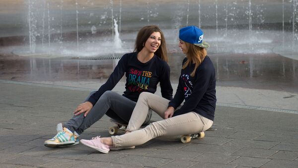 Девушки сидят на пешеходной улице Навагинская в центре Сочи - 俄羅斯衛星通訊社