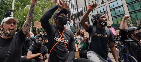 Протестующие на одной из улиц Нью-Йорка Протестующие на одной из улиц Нью-Йорка - 俄羅斯衛星通訊社