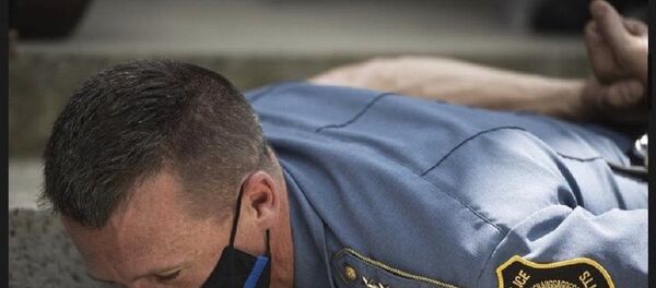 VIDEO shows Massachusetts police chief LYING FACE DOWN at urging of BLM protesters - 俄羅斯衛星通訊社