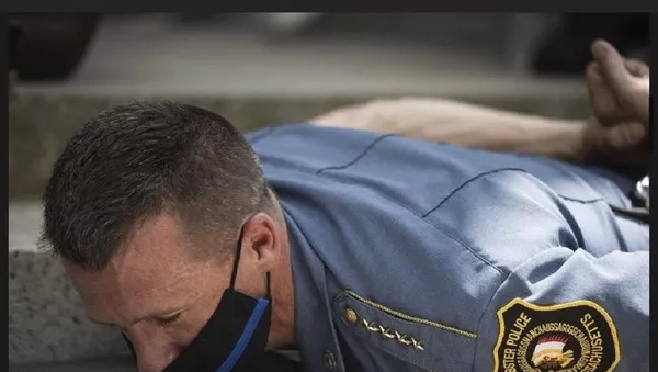 VIDEO shows Massachusetts police chief LYING FACE DOWN at urging of BLM protesters - 俄羅斯衛星通訊社