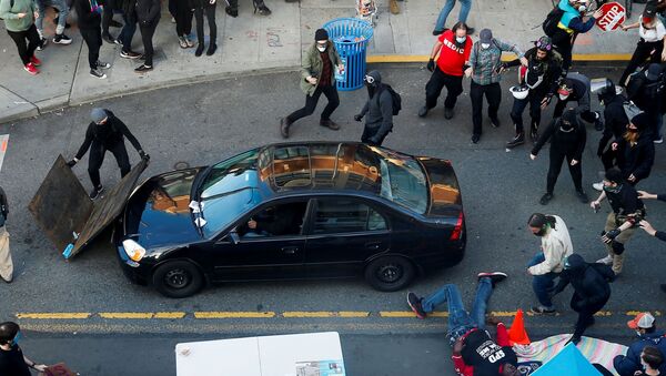 Автомобиль въехал в толпу протестующих в Сиэтле - 俄羅斯衛星通訊社