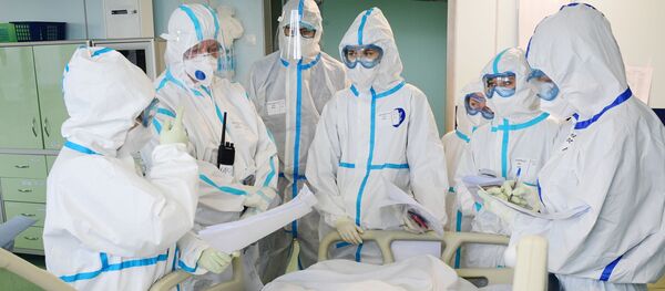Медицинские работники и пациент в отделении реанимации и интенсивной терапии госпиталя COVID-19 в ГКБ №15 имени О. М. Филатова - 俄羅斯衛星通訊社