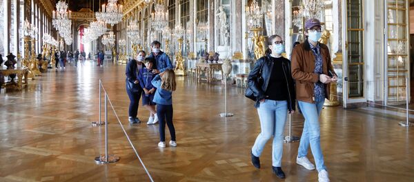 Посетители архитектурного комплекса Версаля после открытия во Франции Посетители архитектурного комплекса Версаля после открытия во Франции - 俄罗斯卫星通讯社