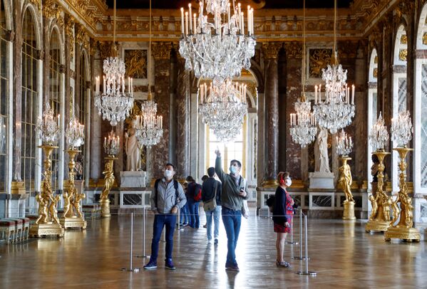Посетители архитектурного комплекса Версаля после открытия во Франции - 俄羅斯衛星通訊社