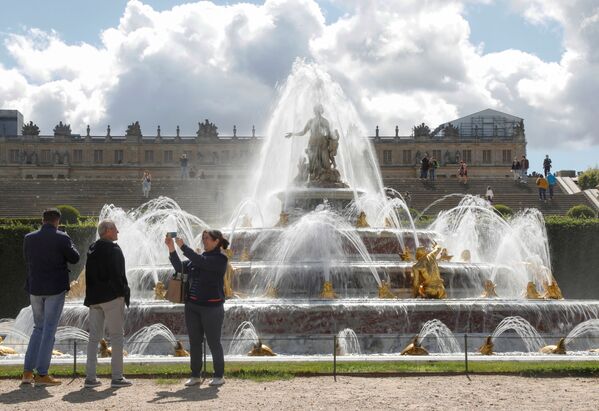 Посетители архитектурного комплекса Версаля после открытия во Франции - 俄罗斯卫星通讯社