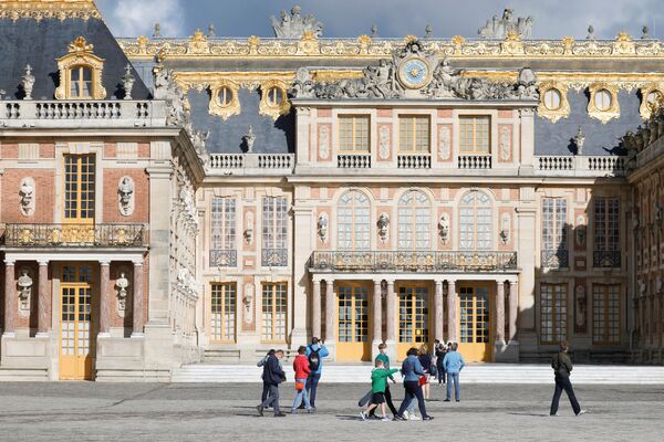 Посетители архитектурного комплекса Версаля после открытия во Франции - 俄罗斯卫星通讯社