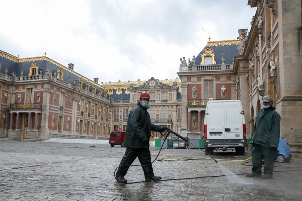 Дезинфекция архитектурного комплекса Версаля после открытия во Франции - 俄罗斯卫星通讯社