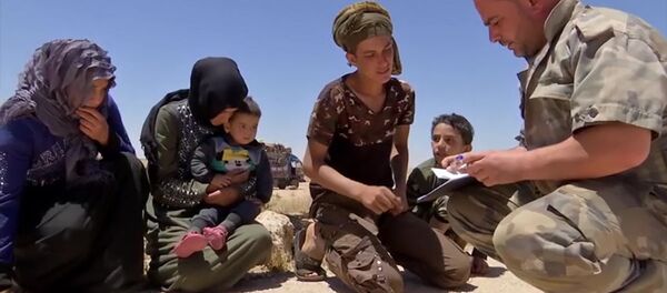  Сирийские беженцы покидают под наблюдением российских военных лагерь Рукбан в зоне, контролируемой американцами - 俄罗斯卫星通讯社