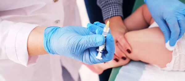 Медик делает прививку ребенку - 俄罗斯卫星通讯社