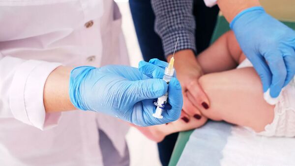 Медик делает прививку ребенку - 俄罗斯卫星通讯社